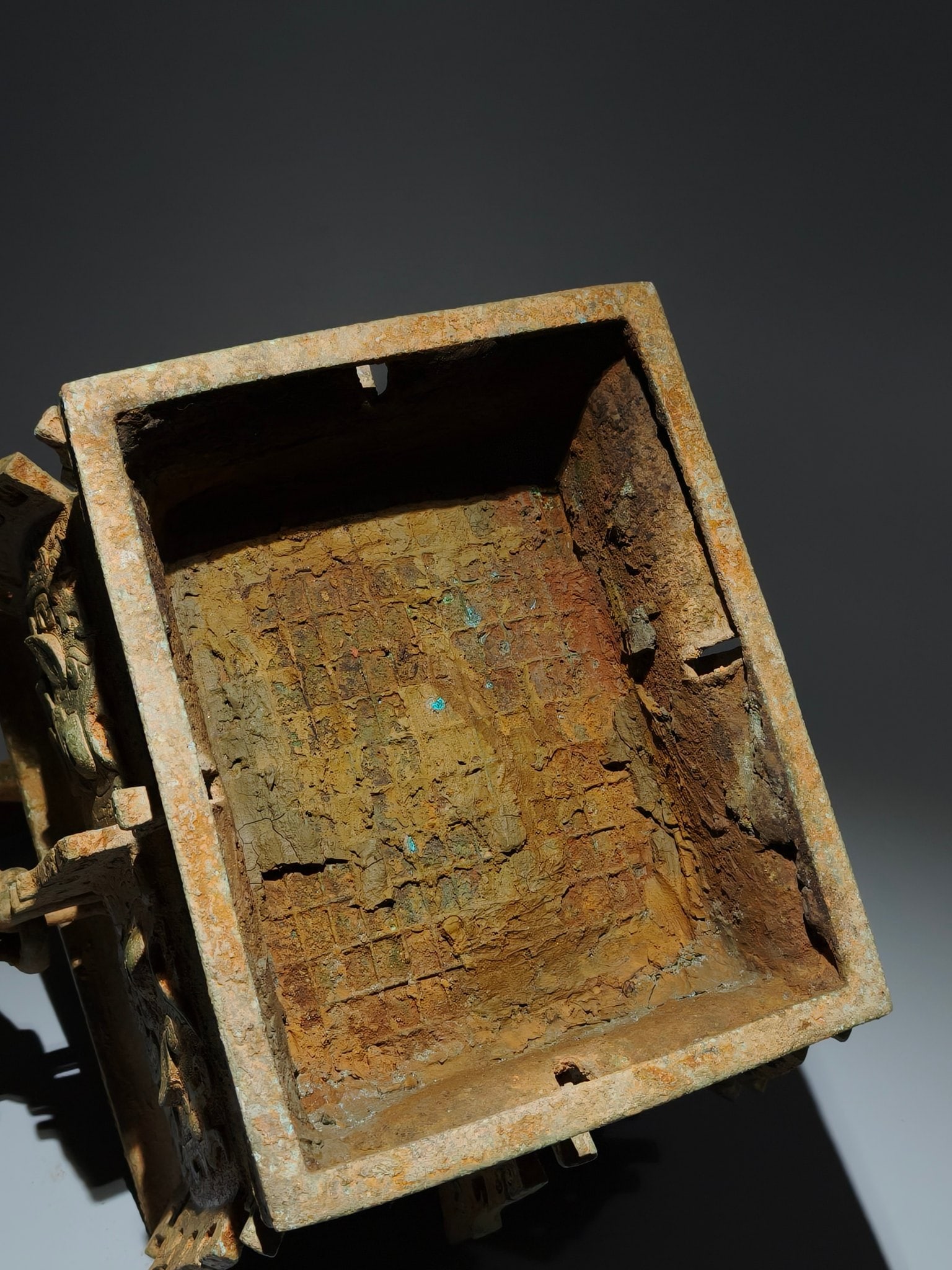 An Archaic Bronze Beast-Face Pattern Loop-Handled Pot - 9