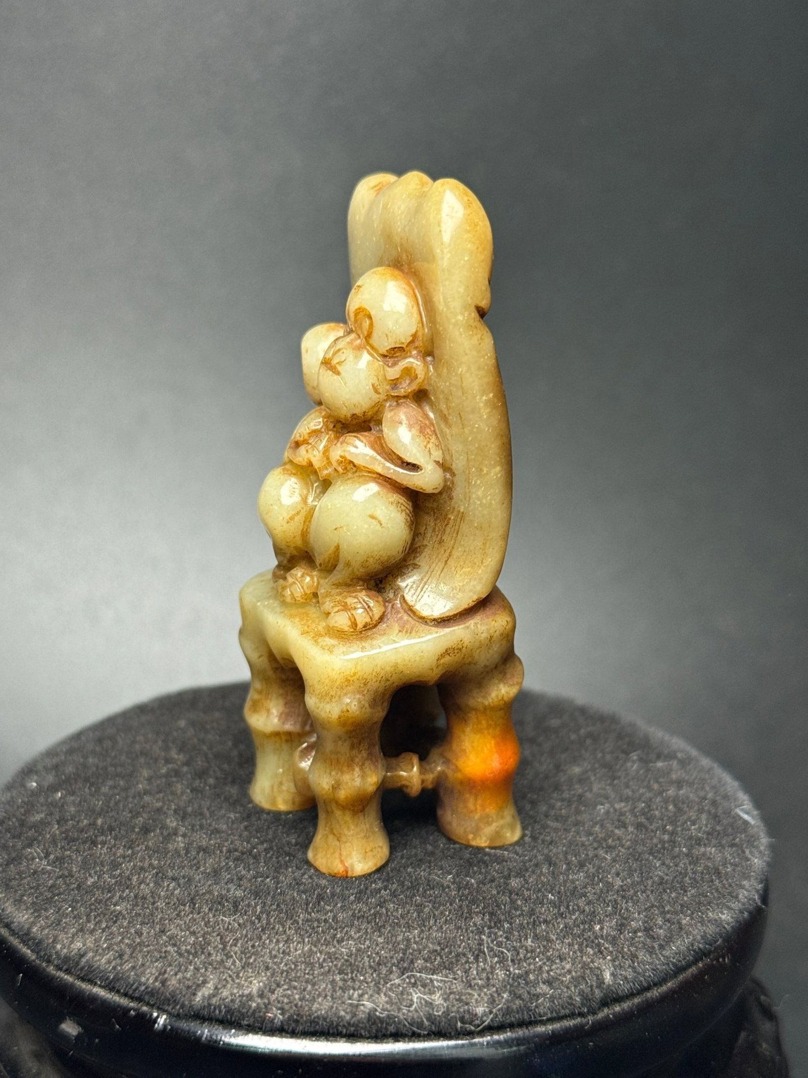 An Exquisite White Jade Monkey Pattern Hand Piece - 3