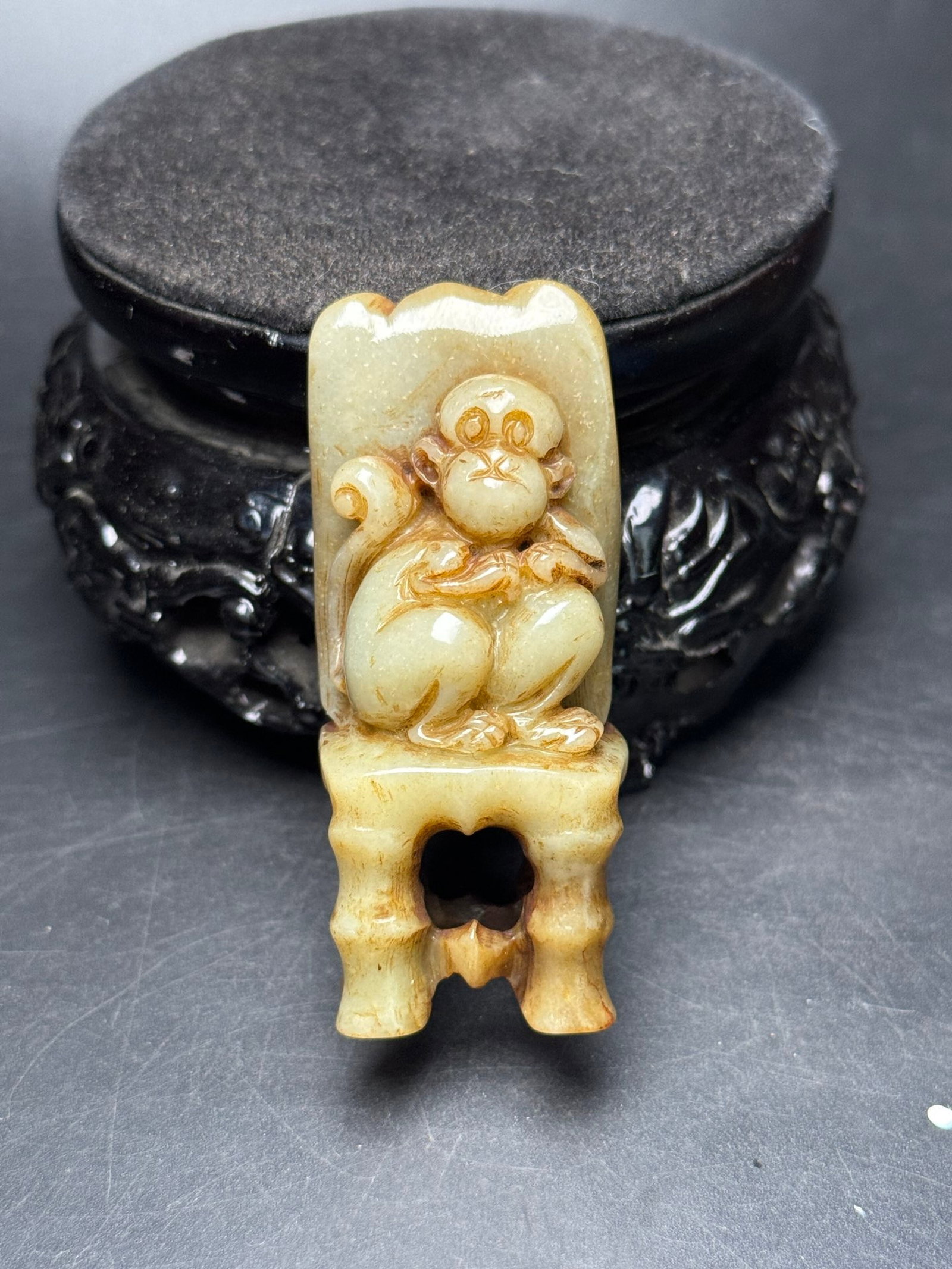An Exquisite White Jade Monkey Pattern Hand Piece - 7