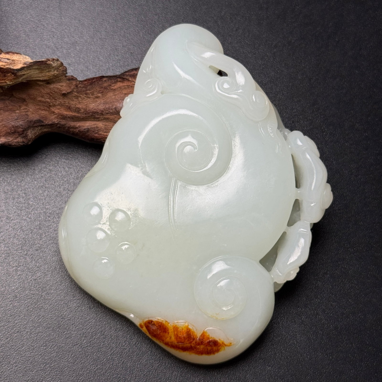 An Exquisite White Jade Ganoderma lucidum Pendant: An Exquisite White Jade Ganoderma lucidum Pendant,Qing Dynasty,China,Size:69mmx86mmx21mm,Weight:206g 白玉灵芝挂件,中国清代