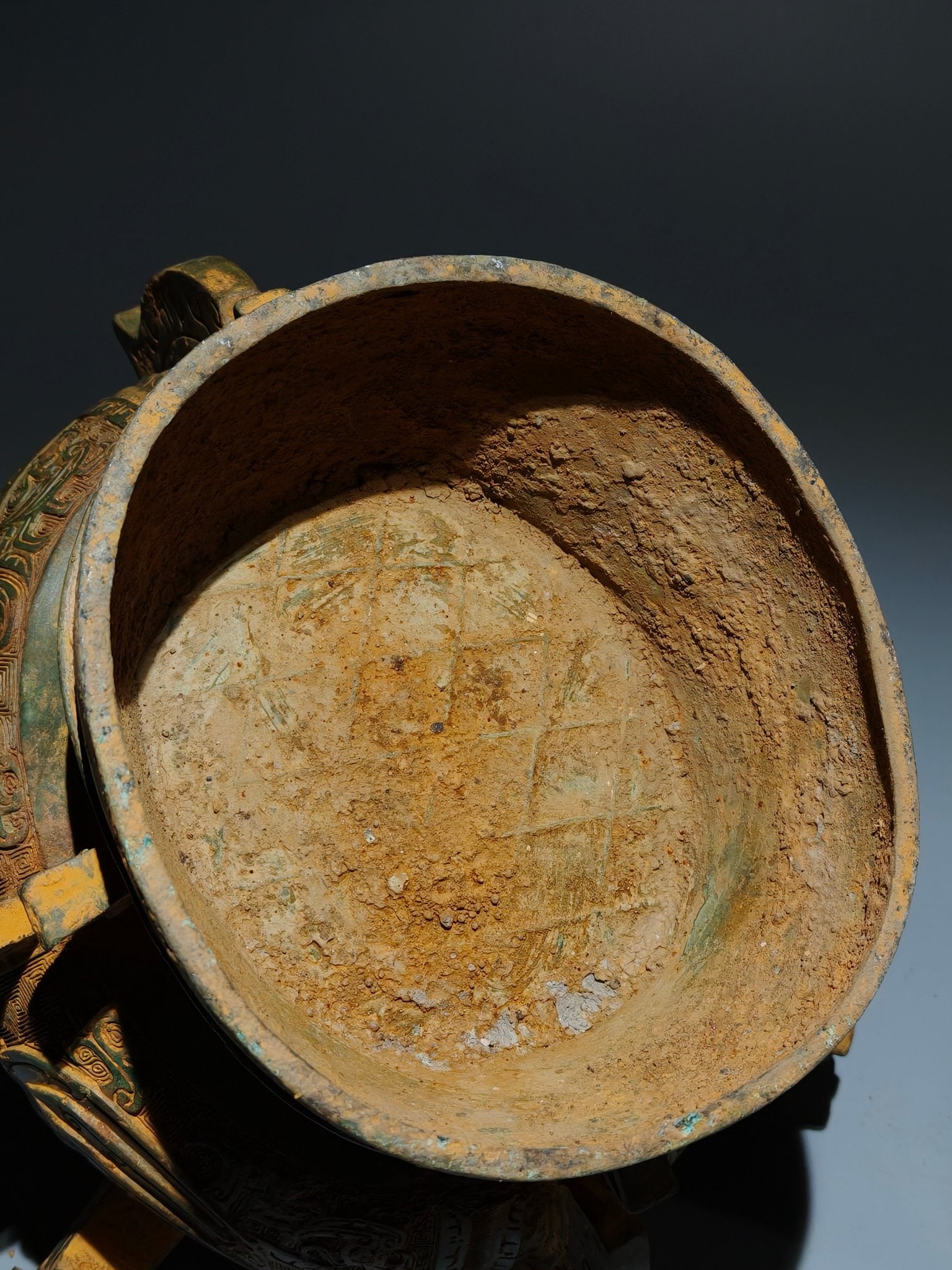 An Archaic Bronze Phoenix Pattern Loop-Handled Pot,With Base - 10