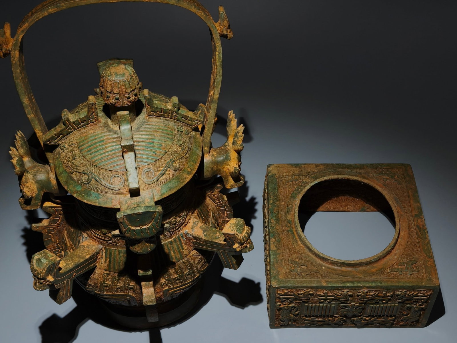 An Archaic Bronze Phoenix Pattern Loop-Handled Pot,With Base - 7