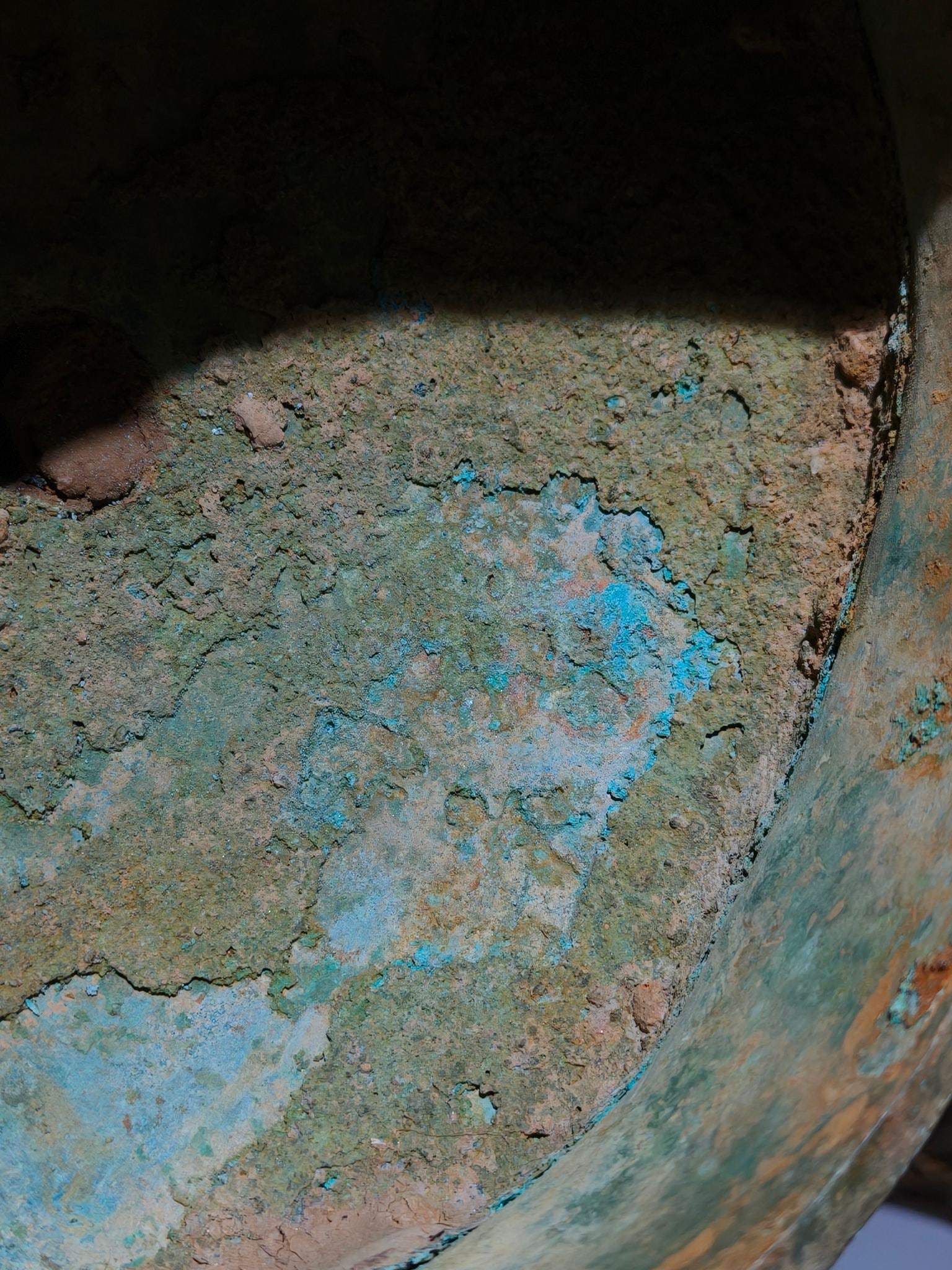 An Archaic Bronze Phoenix Pattern Loop-Handled Pot,With Base - 9