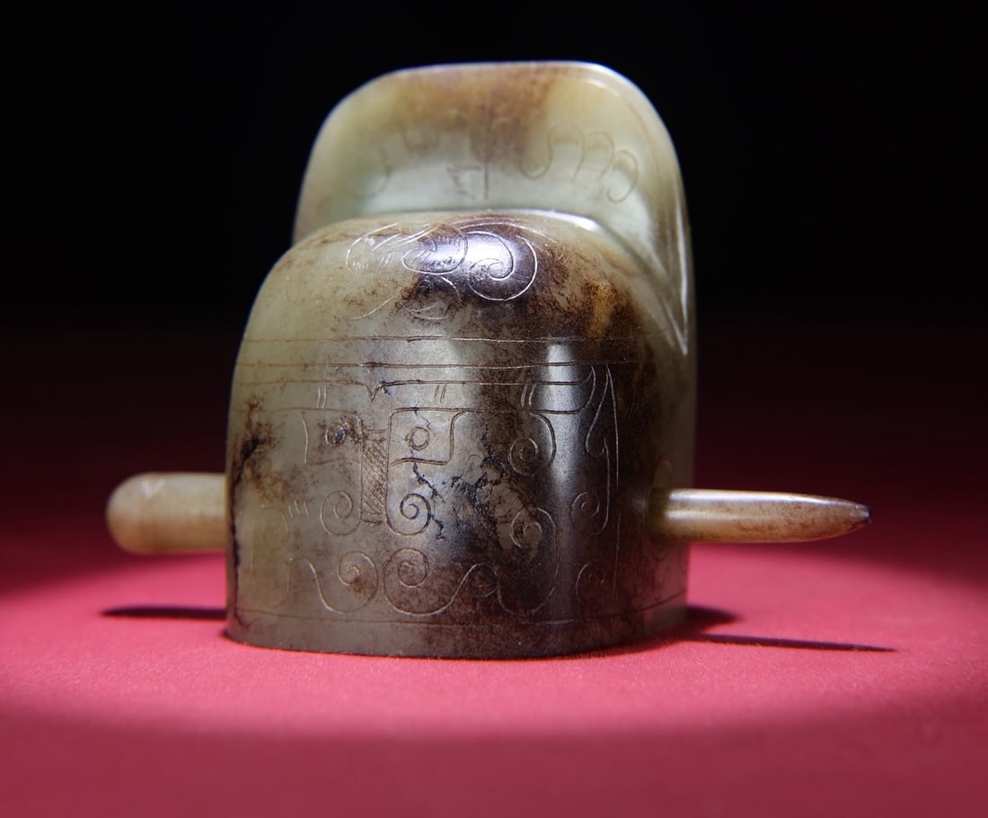 An Exquisite White Jade FigureChi-Dragon Pattern Hat (1 of 9)