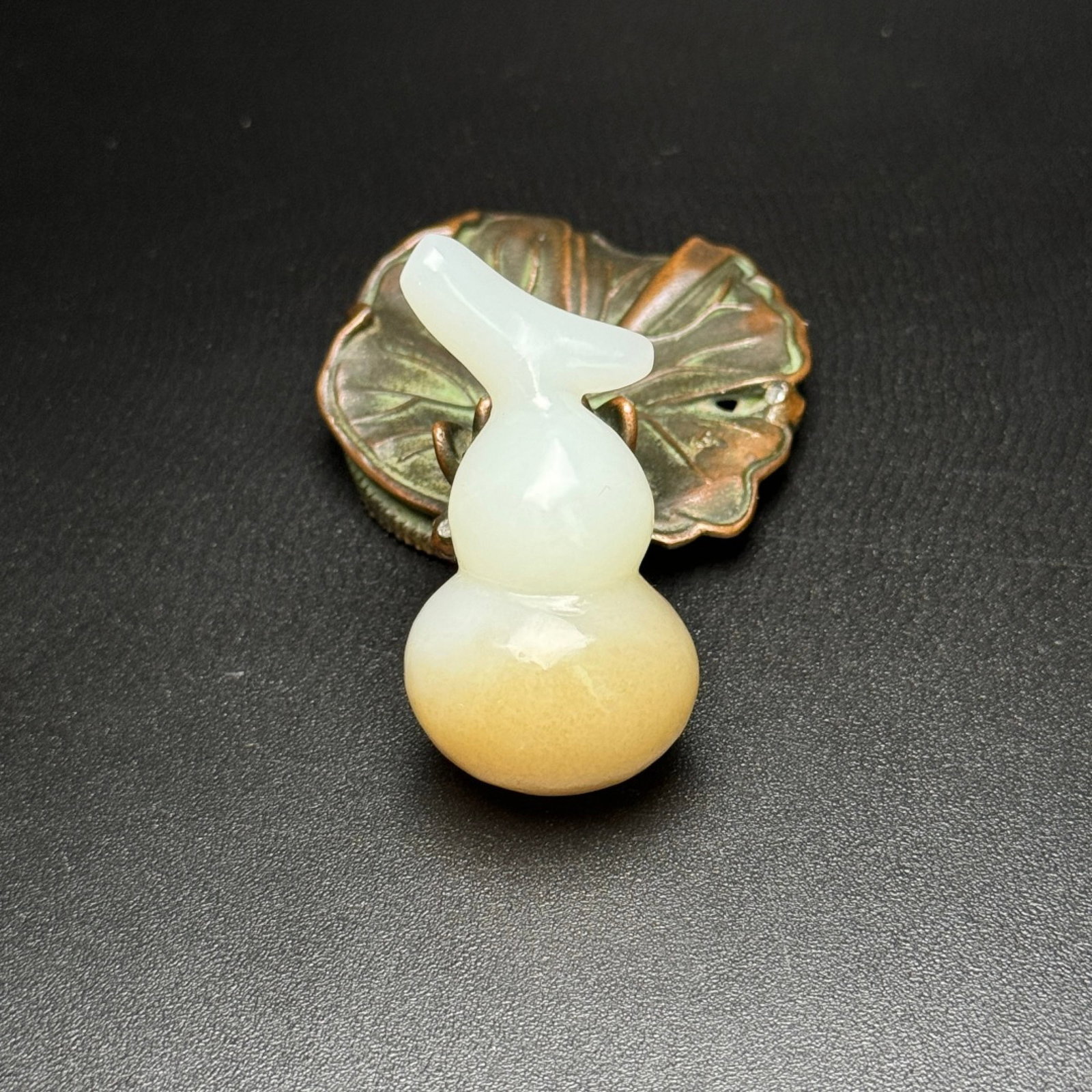 An Exquisite White Jade Gourd Pendant: An Exquisite White Jade Gourd Pendant,Qing Dynasty,China,Size:25mmx48mmx22mm,Weight:29g 白玉葫芦挂件,中国清代