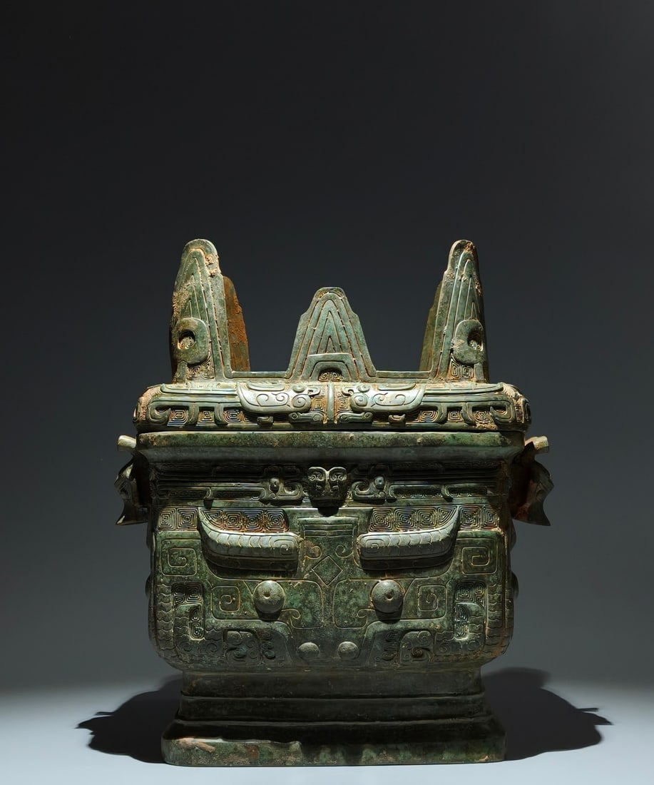 An Archaic Bronze Beast-Face Pattern Beast-Ears Food Vessel (1 of 9)