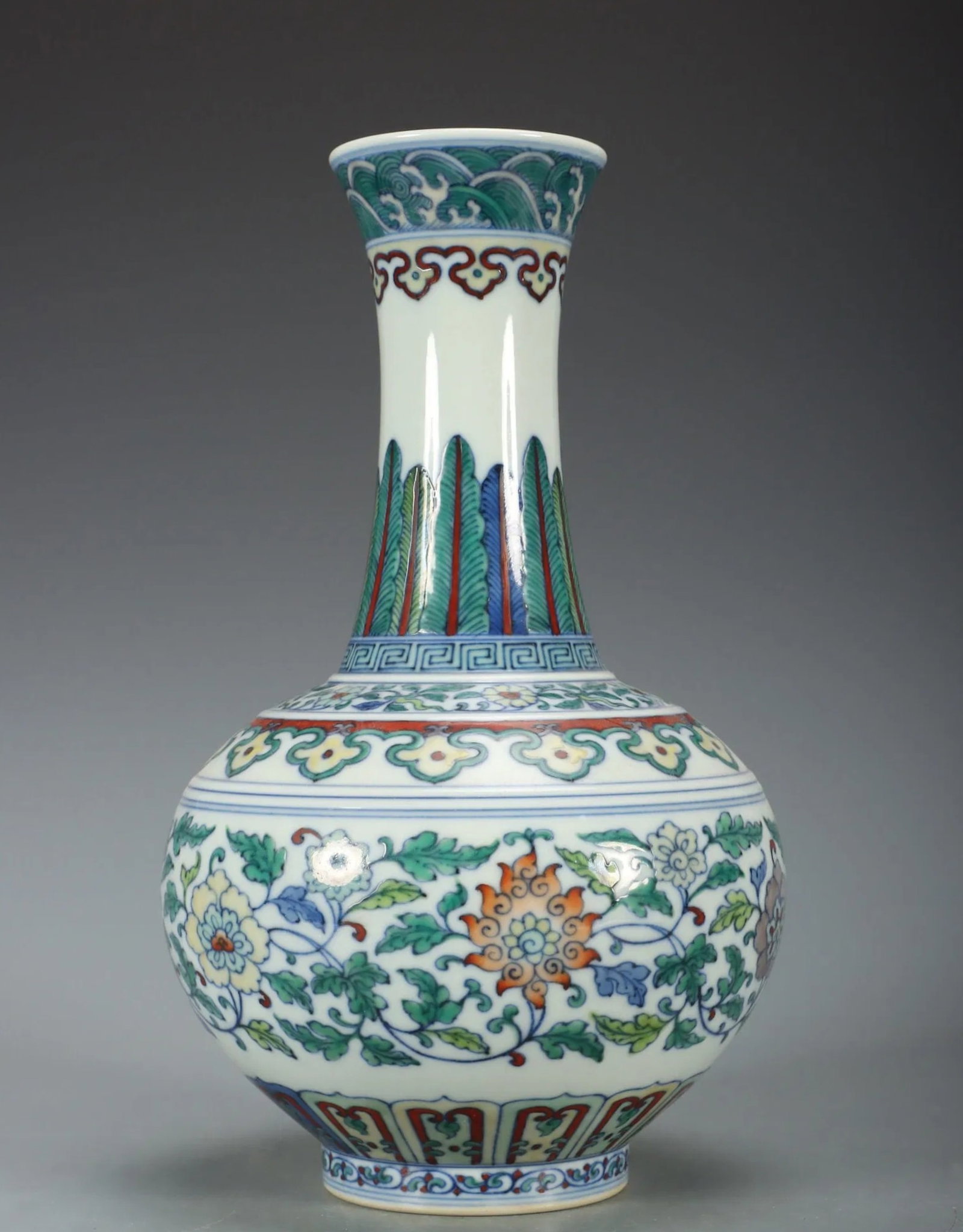 An Exquisite Famille-Rose 'Phoenix and Flower' Pattern Bowl (1 of 9)