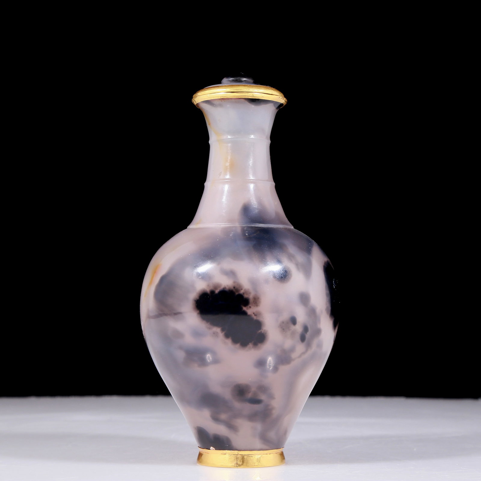 An exquisite agate gold-covered vase: An exquisite agate-covered gold vase, Qing Dynasty, China, Size: 3.7inx7.1in, weight: 375g 玛瑙包金瓶，中国清代