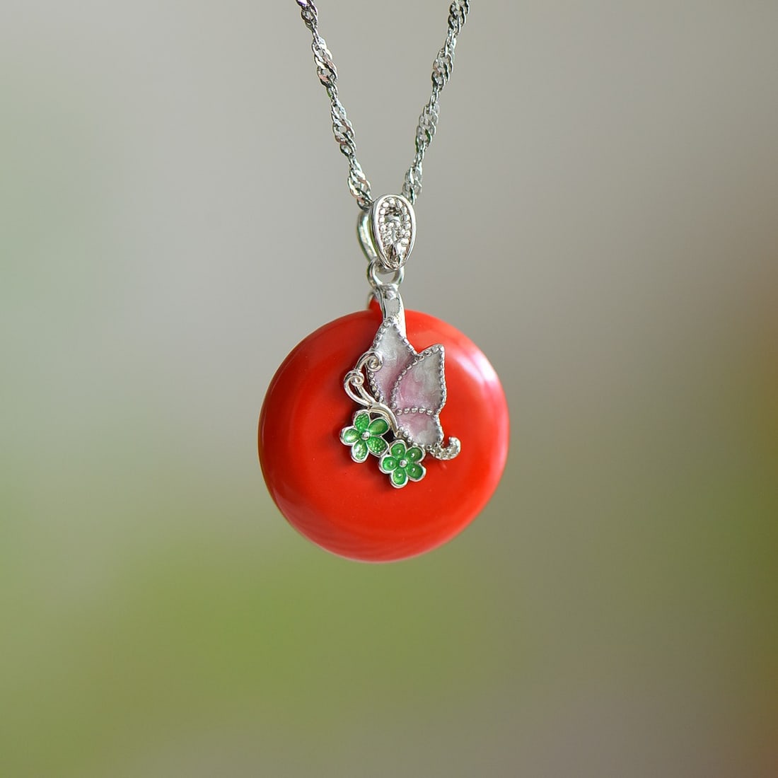 An Exquisite Sterling Silver Inlaid Cinnabar Pendant: An Exquisite Sterling Silver Inlaid Cinnabar Pendant,Size:18mmx18mm 寓意:福运自来,招财旺福 纯银镶朱砂吊&