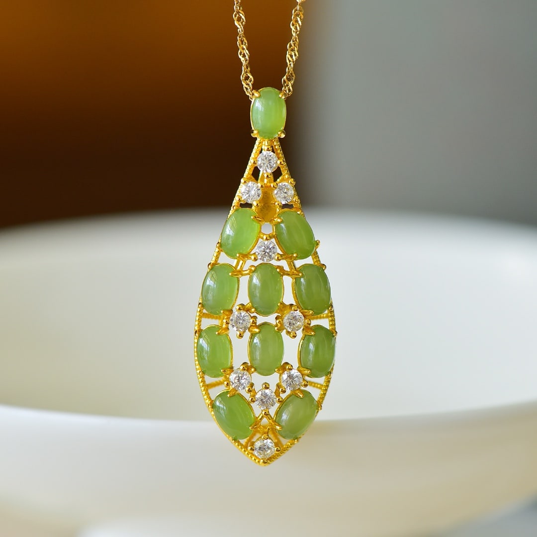 An Exquisite Sterling Silver-Gold Plated Inlaid Jasper Pendant,Inlaid Diamond: An Exquisite Sterling Silver-Gold Plated Inlaid Jasper Pendant,Inlaid Diamond,Size:4mmx6mm 纯银镀金镶碧玉吊坠,嵌钻石