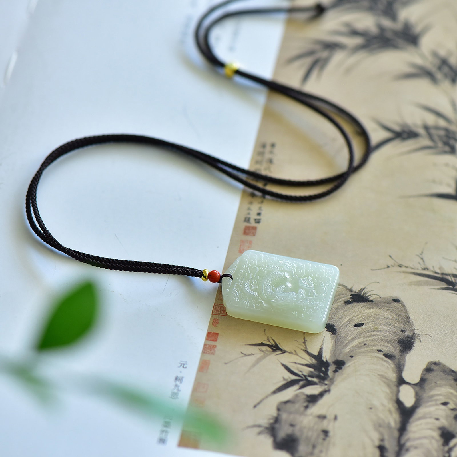 An Exquisite Greenish Jade Auspicious Cloud and Dragon Pattern Pendant: An Exquisite Greenish Jade Auspicious Cloud and Dragon Pattern Pendant,Size:35mmx25mmx8mm 寓意:龙行天下 辟邪 