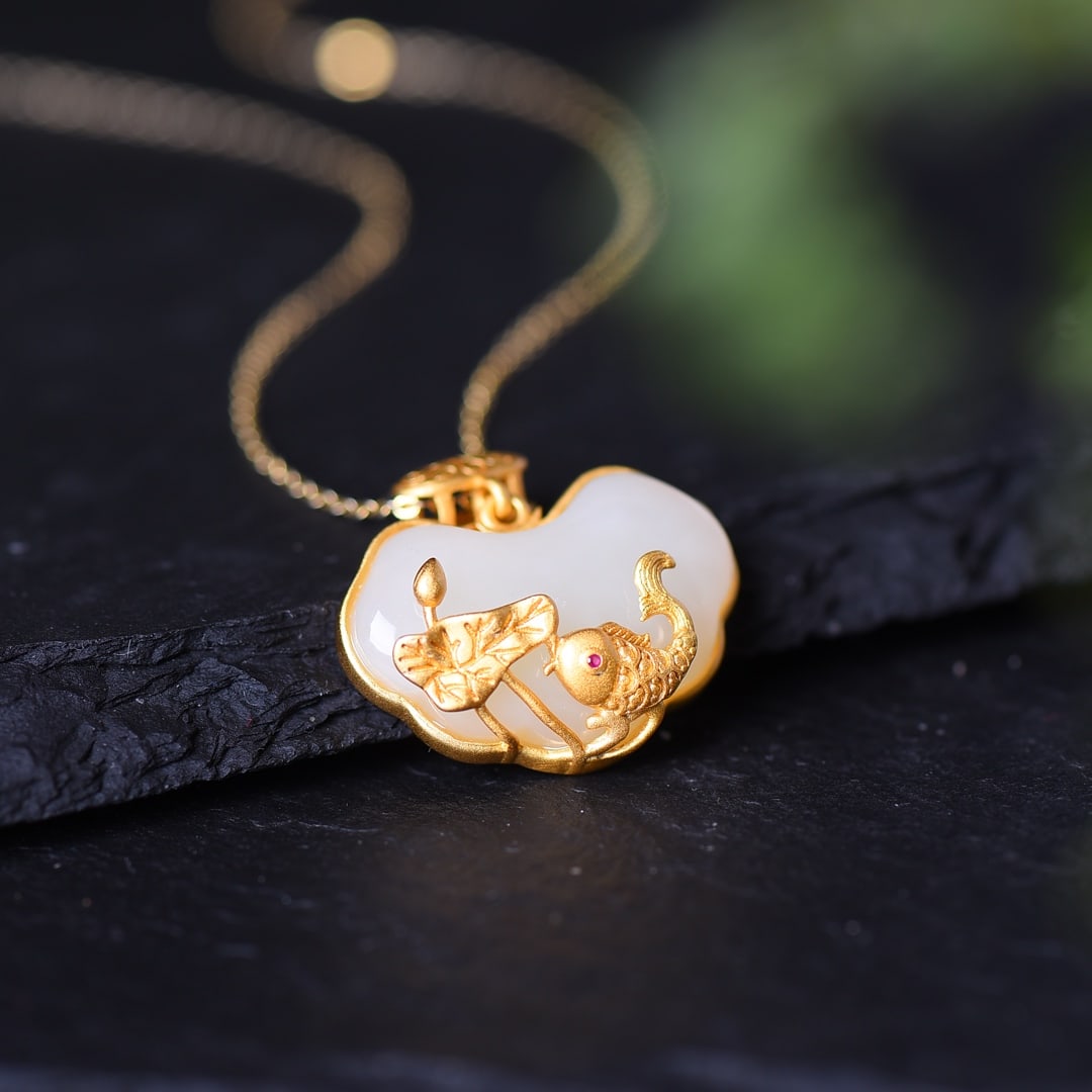 An Exquisite Sterling Silver-Gold Plated Inlaid White Jade Pendant: An Exquisite Sterling Silver-Gold Plated Inlaid White Jade Pendant,Size:16mmx24mm 纯银镀金镶白玉吊坠