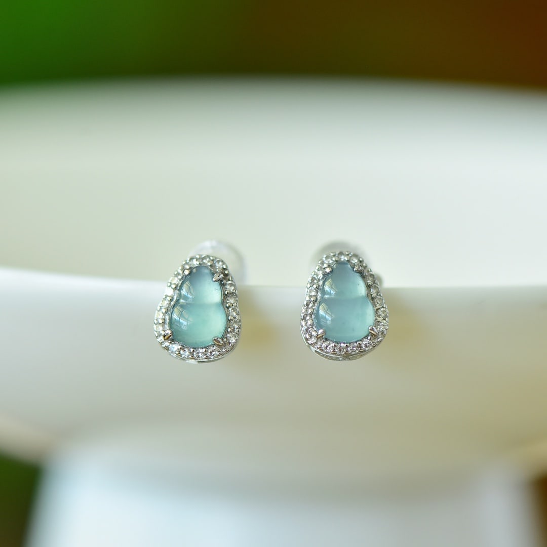A Pair of Exquisite Sterling Silver Inlaid Jadeite Gourd Earrings,Inlaid Diamond: A Pair of Exquisite Sterling Silver Inlaid Jadeite Gourd Earrings,Inlaid Diamond,Size:5mmx7mm 