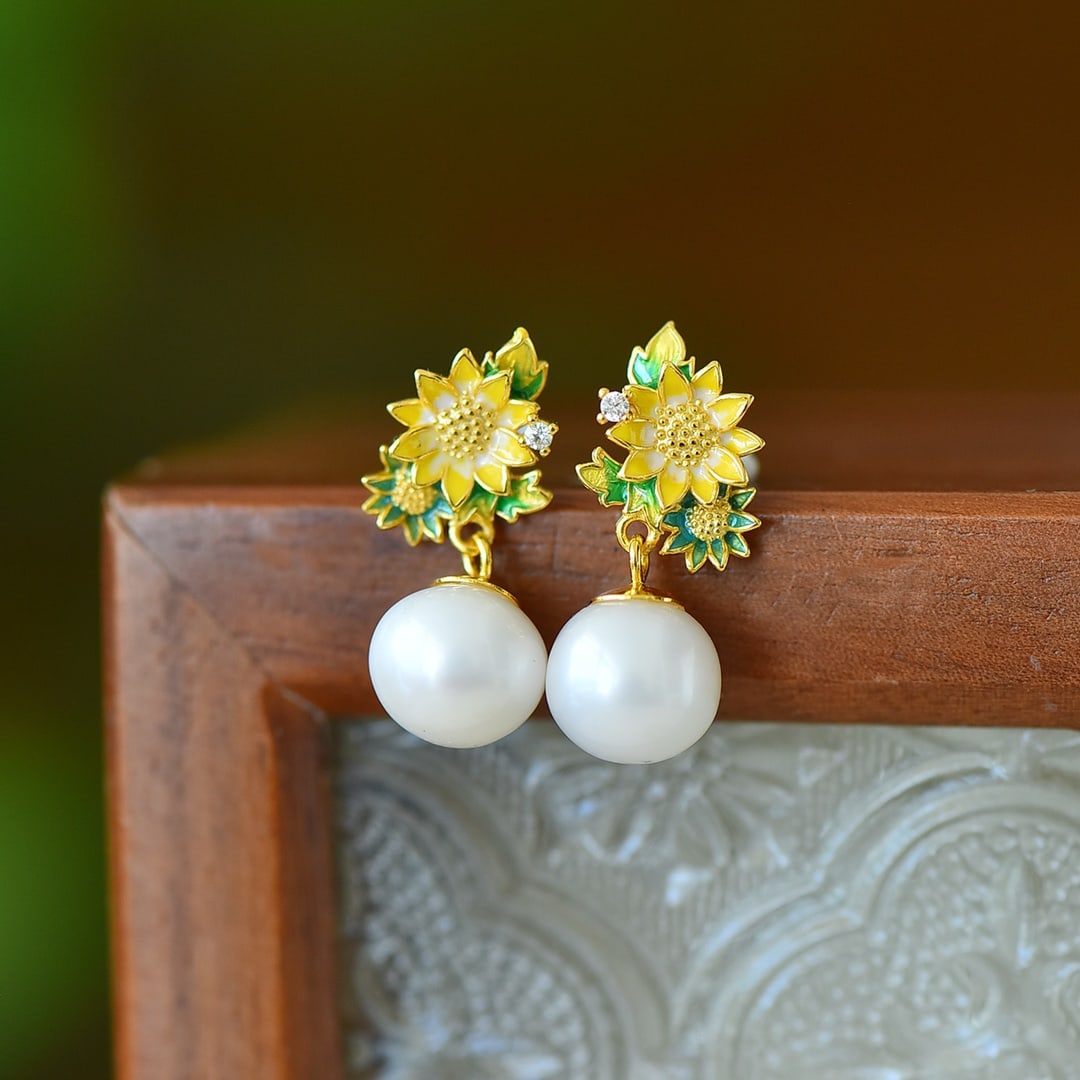 A Pair of Exquisite Sterling Silver-Gold Plated Inlaid Pearls Enamel Earrings: A Pair of Exquisite Sterling Silver-Gold Plated Inlaid Pearls Enamel Earrings,Size:10mmx10mm 一对纯银镀金镶珍珠珐琅耳环