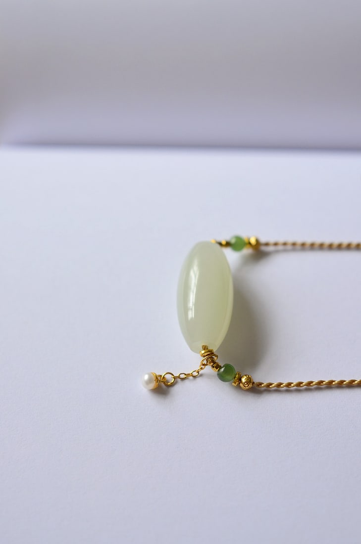 An Exquisite White Jade Pendant: An Exquisite White Jade Pendant,Size:25mmx12mm 白玉吊坠