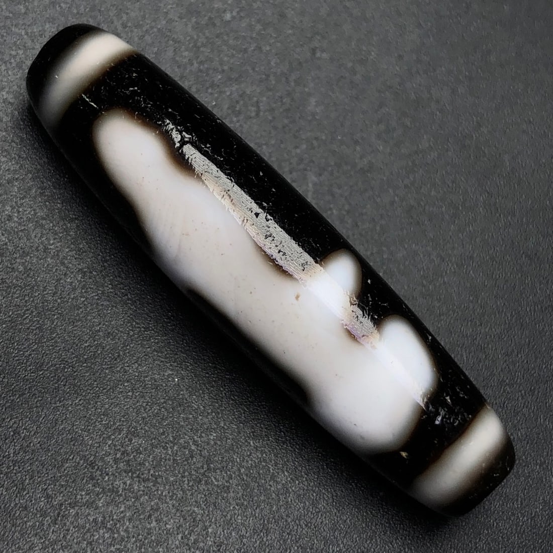 An Exquisite Avalokitesvara Pattern Dzi Bead Pendant: An Exquisite Avalokitesvara Pattern Dzi Bead Pendant,Size:45.5mmx11.5mm,Weight:8.8g 观音像纹天珠挂件