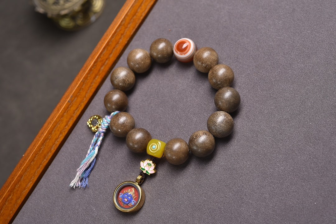 An Exquisite Eaglewood Bracelets: An Exquisite Eaglewood Bracelets,Size:16mm,Weight:47.34 沉香木手串