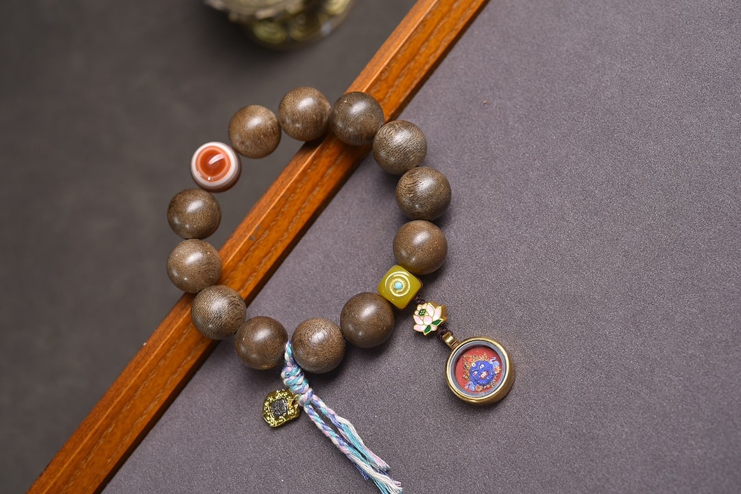 An Exquisite Eaglewood Bracelets - 2