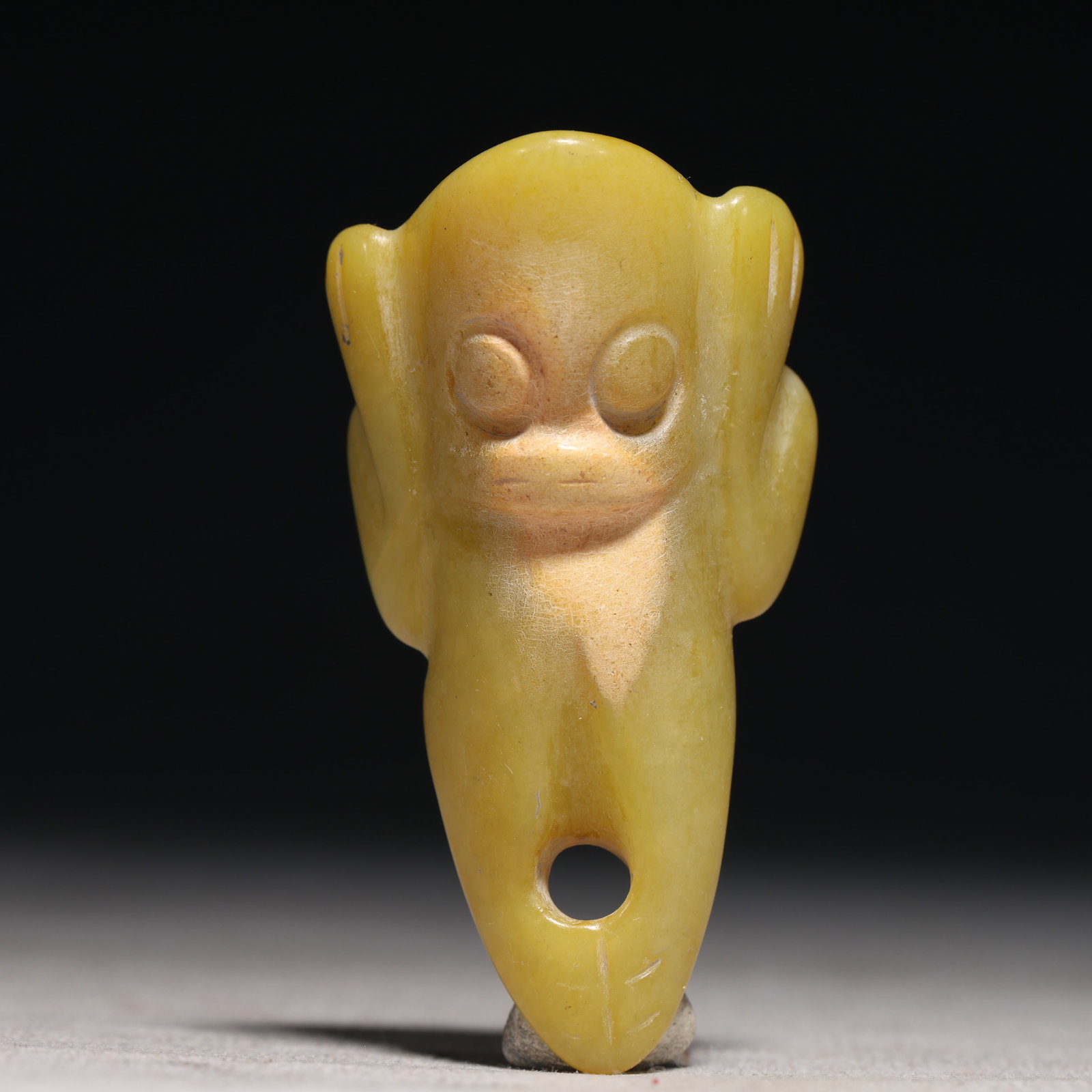 An Archaic Hongshan Culture Yellow Jade Pendant: An Archaic Hongshan Culture Yellow Jade Pendant,Ancient Time, China,Size:1.3inx2.6in Weight:44.9g 红山文化黄玉挂件,新石器时ć