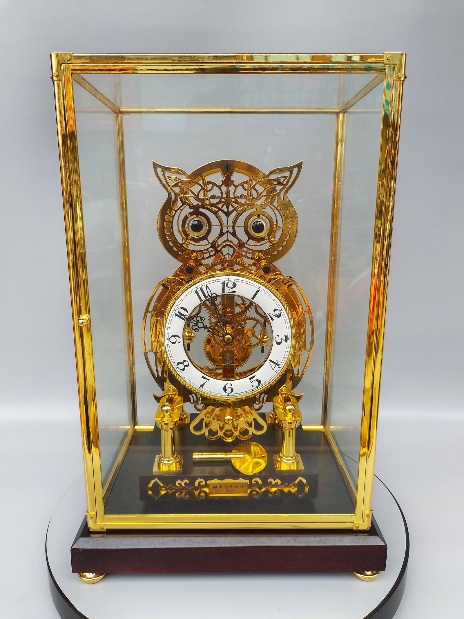 A Exquisite Gilt Bronze Barn Owl Mantel Clock: A Exquisite Gilt Bronze Barn Owl Mantel Clock,Modern Time of China,Size:20.5inx13inx10.2in 铜鎏金猫头鹰座钟,近现代