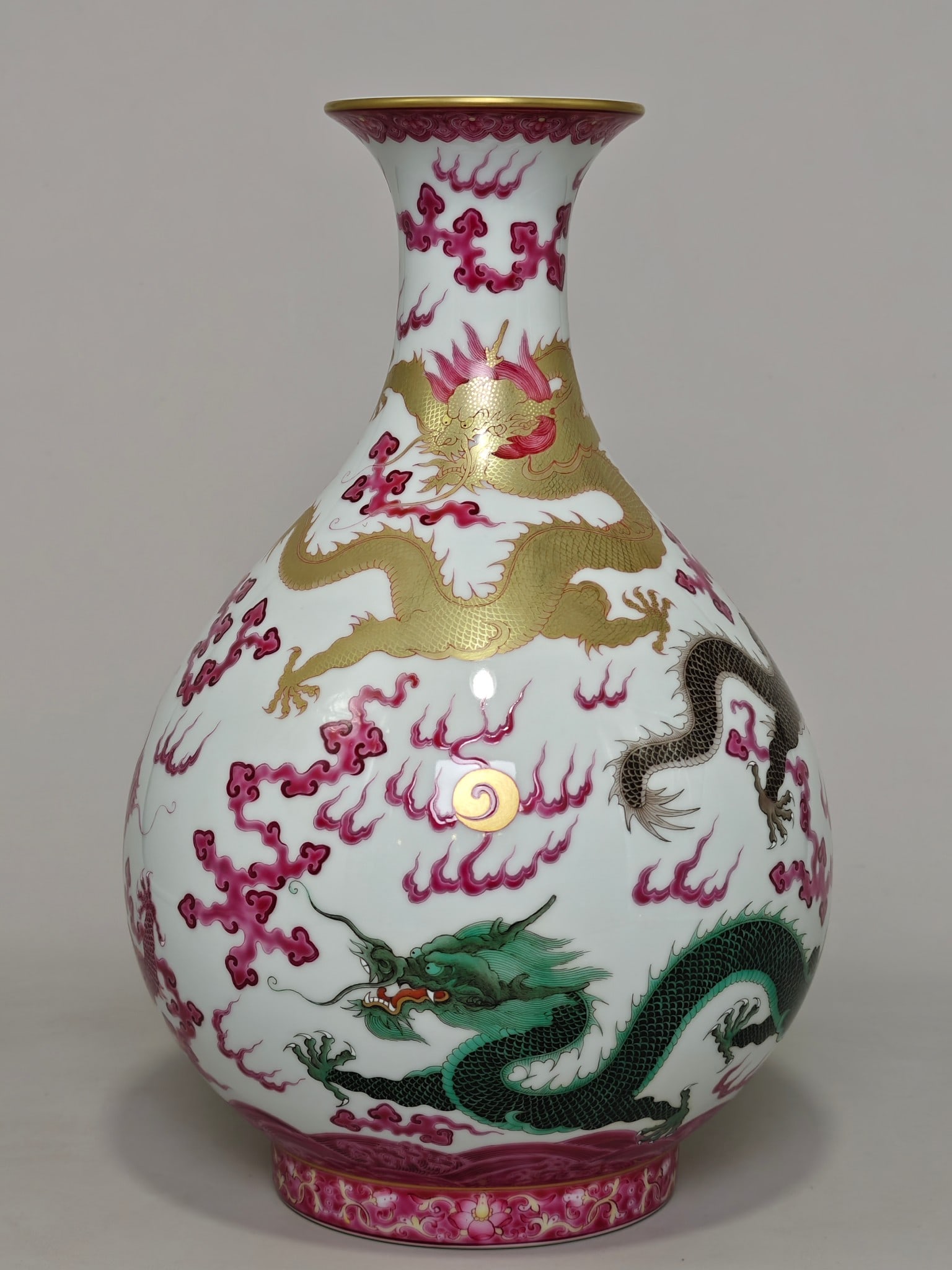 A Exquisite Famille-Rose Painted Gold Dragon Pattern Vase: A Exquisite Famille-Rose Painted Gold Dragon Pattern Vase,Qing Dynasty, China,Qianlong Six-character Mark,Size:13inx8.3in 