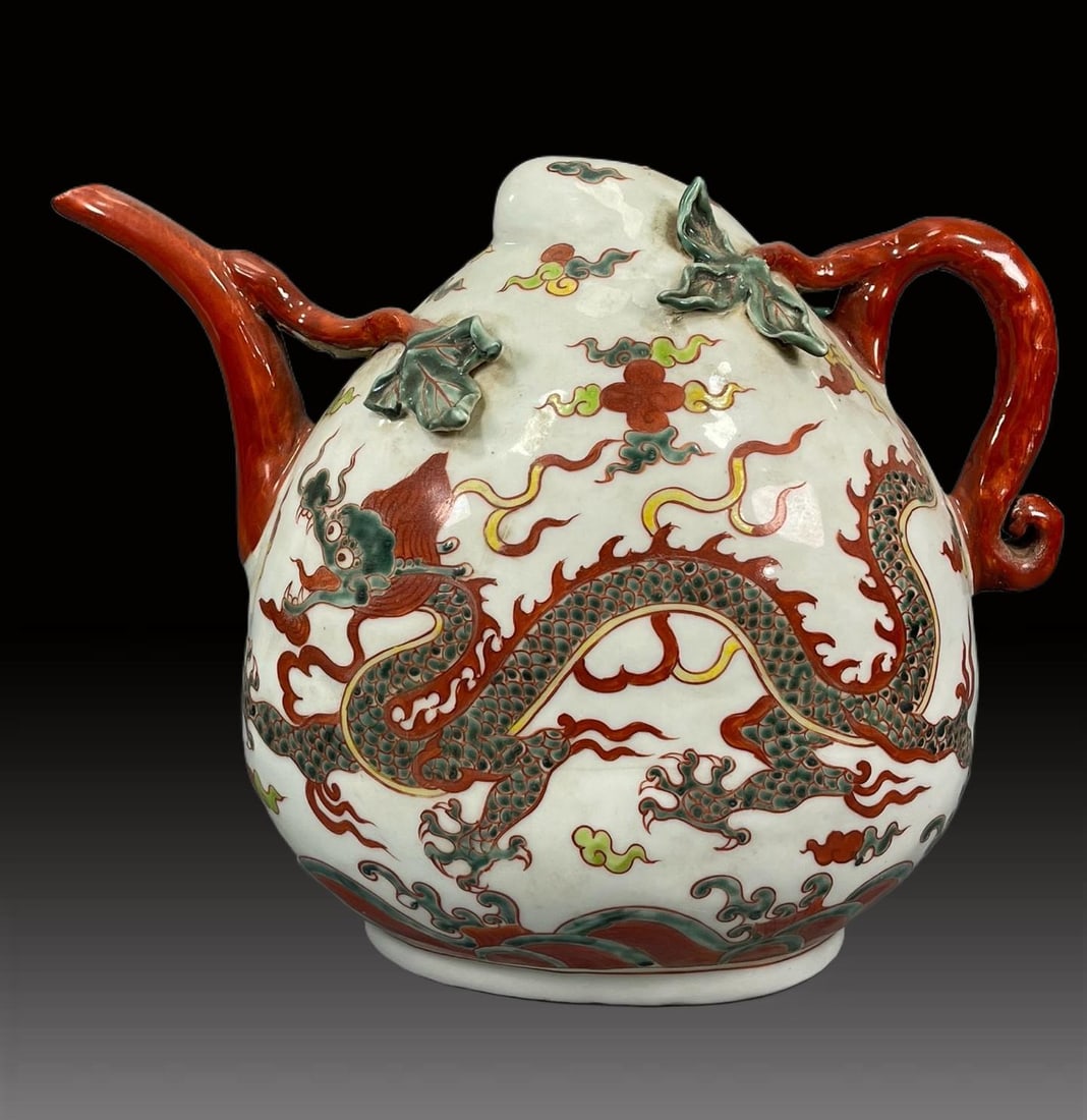 A Exquisite Wucai Dragon pattern Ewer: A Exquisite Wucai Dragon pattern Ewer,Ming Time of China,Jiajing Six-character Mark,Size:9.4inx11.4in 