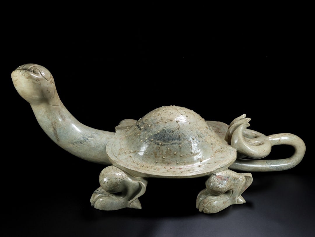 A Exquisite Hotan Jade tortoise Ornament: A Exquisite Hotan Jade tortoise Ornament,Qing Dynasty, China,Size:31.5inx15.7inx14.6in,Weight:43000g 和田玉龟摆件,中国清代