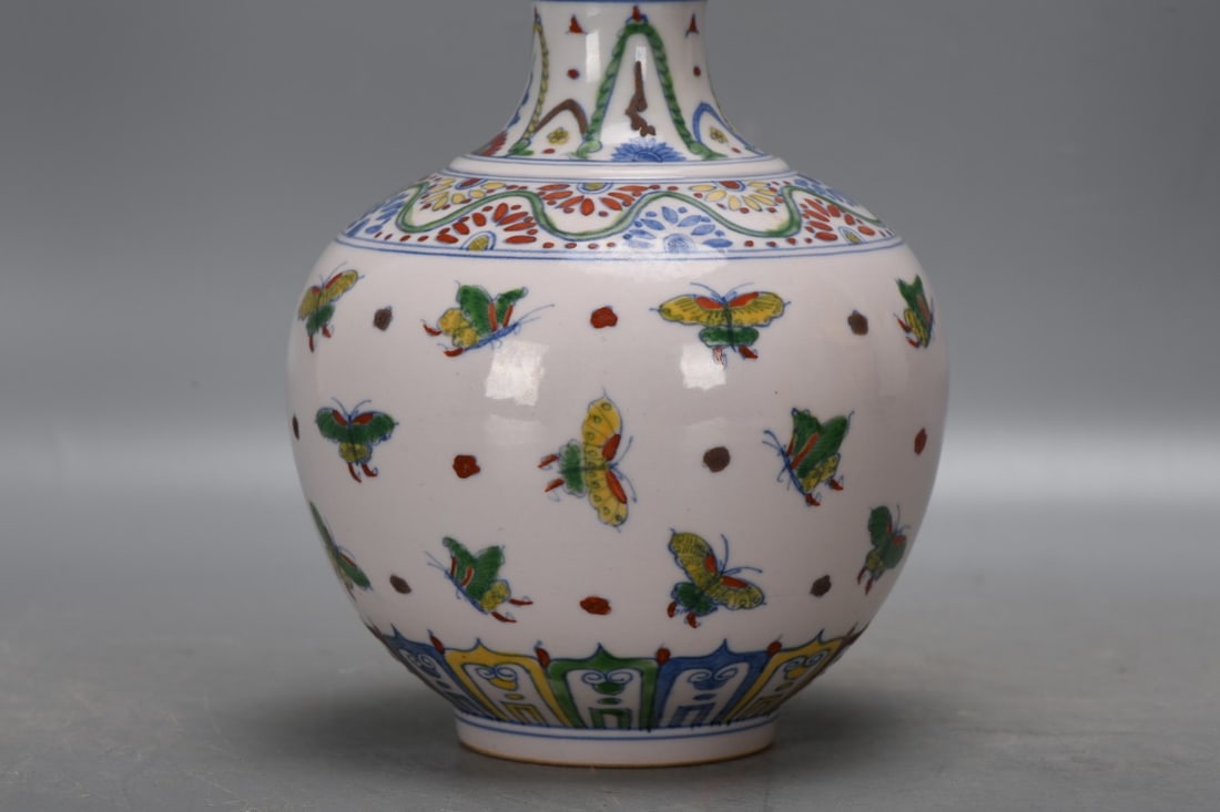 A Exquisite Doucai Butterfly Pattern Vase - 2