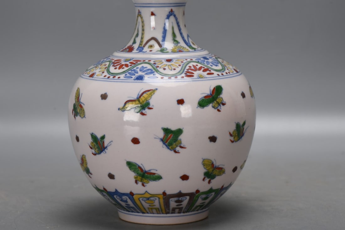A Exquisite Doucai Butterfly Pattern Vase - 5