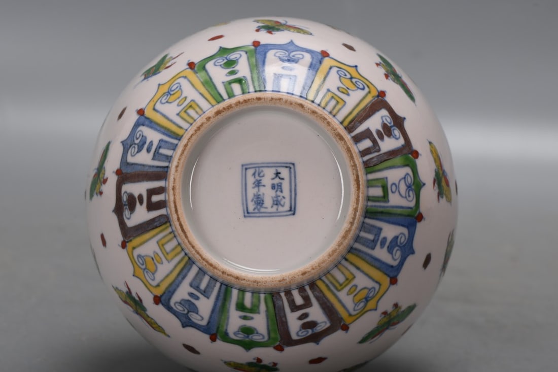 A Exquisite Doucai Butterfly Pattern Vase - 8