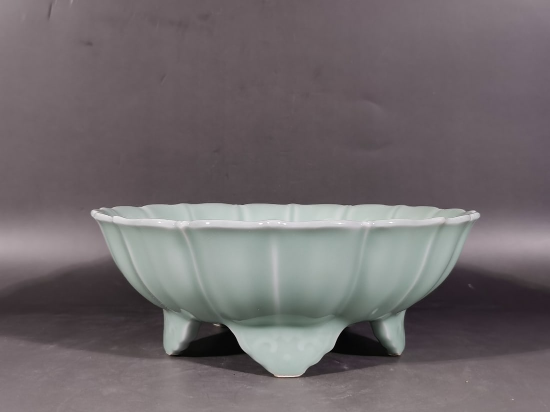 A Exquisite Pea-Green Glaze Plate: A Exquisite Pea-Green Glaze Plate,Qing Dynasty, China,Qianlong Six-character Mark,Size:3.3inx8.9in