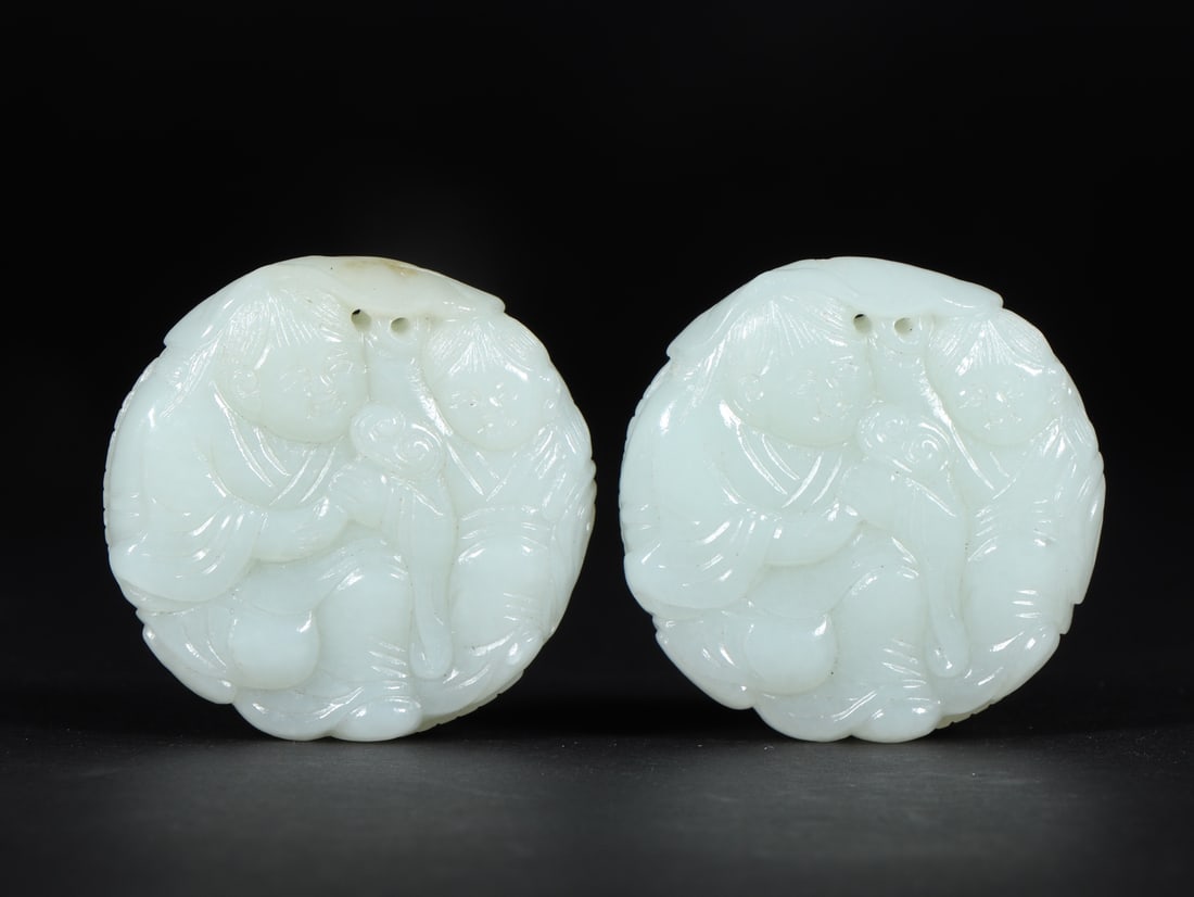 A pair of Exquisite Hotan Jade Carved Figures Pattern Brand: A pair of Exquisite Hotan Jade Carved Figures Pattern Brand,Qing Dynasty, China,Size:1.9inx0.5in,Weight:112g