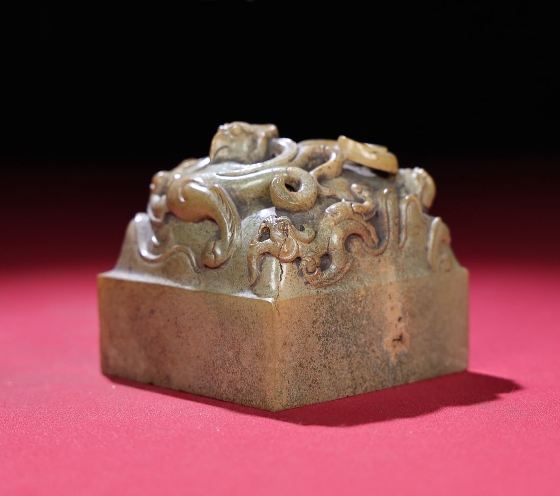 A Exquisite Hotan Jade Seal: A Exquisite Hotan Jade Seal,Han Dynasty,China,Size:2.5inx2.5inx2.4in,Weight:521g 和田玉印章,中国汉代