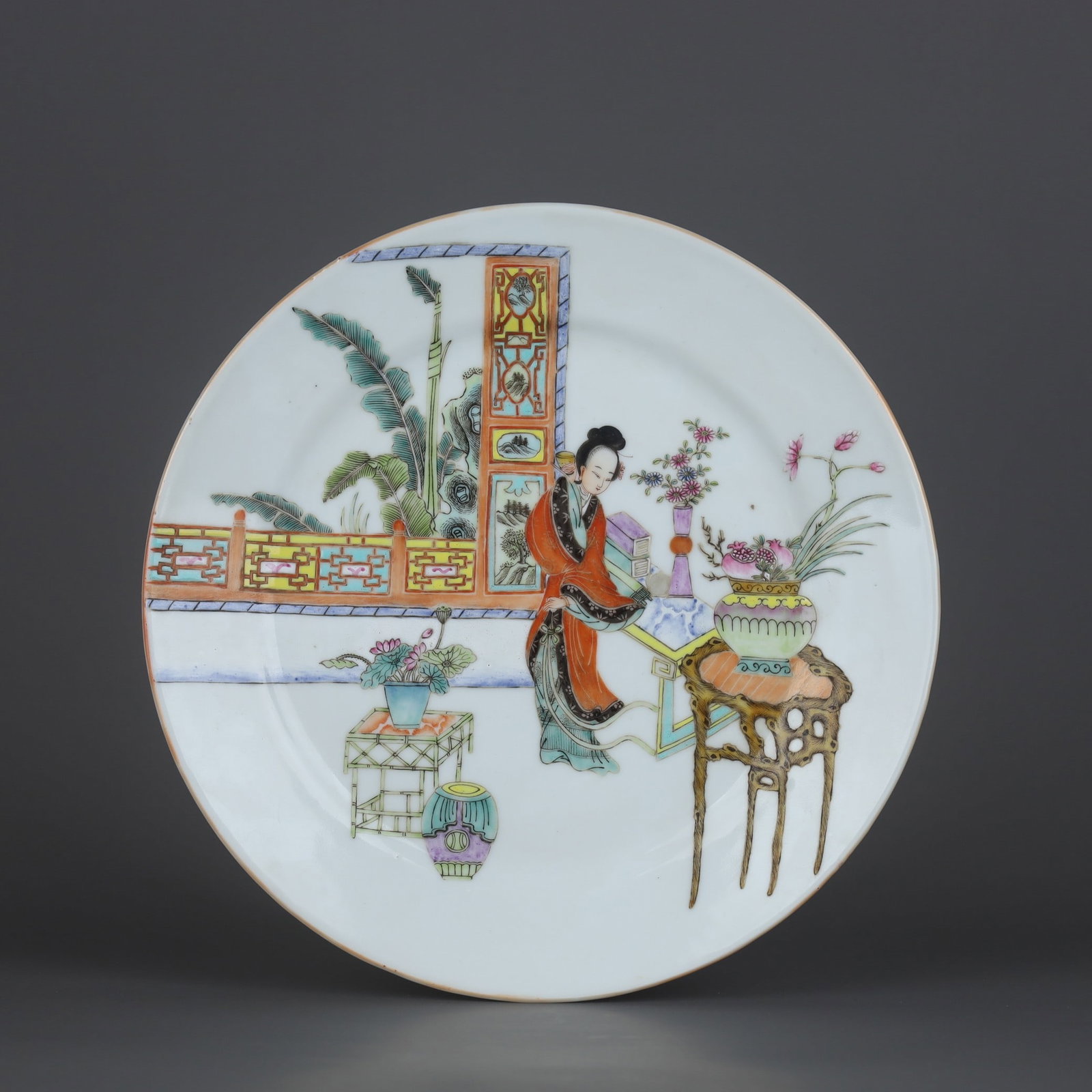 A Exquisite Famille Rose Figure Pattern Plate: A Exquisite Famille Rose Figure Pattern Plate,Qing Dynasty, China,With Mark,Size:1.1inx9.2in 粉彩人物纹盘,中国清代,带款