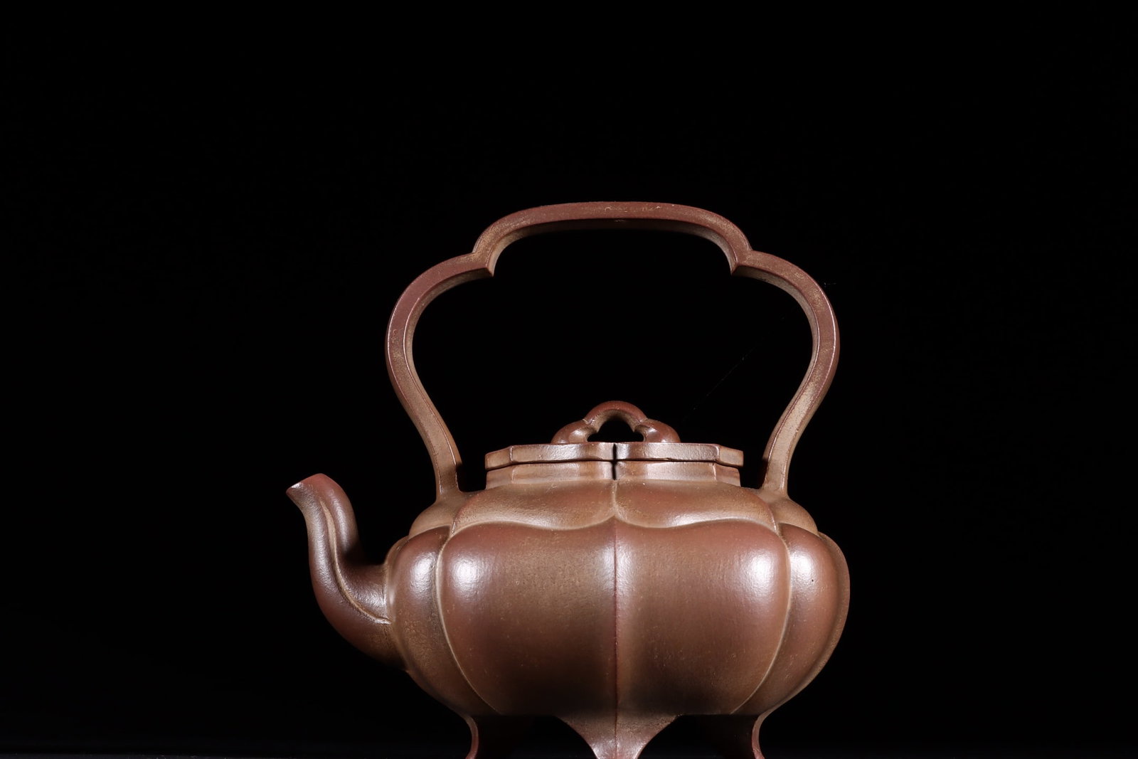 A Exquisite Purple Sands Lifting Beam Teapot: A Exquisite Purple Sands Lifting Beam Teapot,Ming Dynasty, China,With Mark,Size:5.6inx5.6in 紫砂提梁壶,中国明代,带款