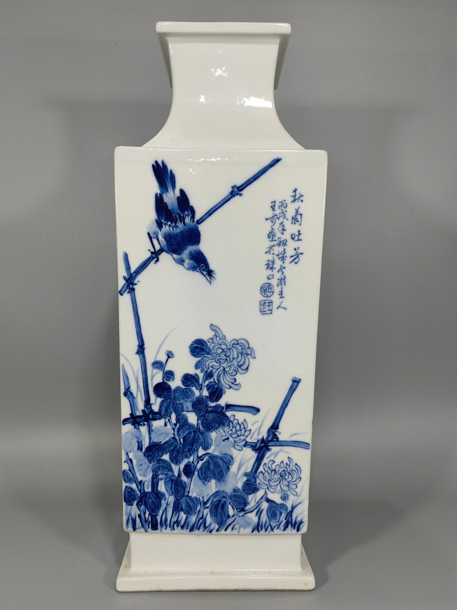 A Exquisite Blue and White Flower and Bird Pattern Vase: A Exquisite Blue and White Flower and Bird Pattern Vase,Republic of China,With Mark,Size:12.4inx5.9in 民国,带款,青花花鸟纹瓶
