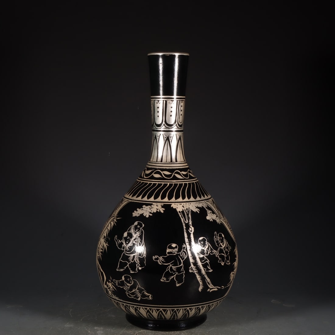 A Exquisite Ru Kiln Black Glaze Silver Figure Pattern Vase (1 of 8)