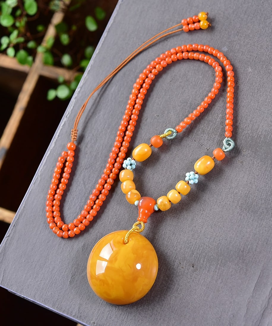 A Exquisite Amber Pendant Necklace: Amber Pendant Necklace,Qing Dynasty, China,Size:1.4inx0.7in, Weight:28g 花蜡吊坠项链,中国清代