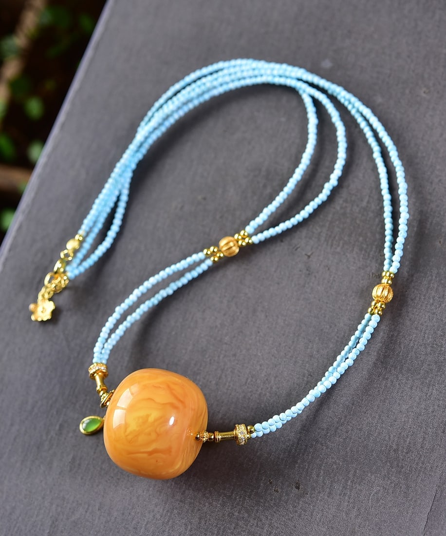 A Exquisite Amber Necklace: Amber Necklace,Qing Dynasty, China,Size:1in, Weight:16g 花蜡项链,中国清代