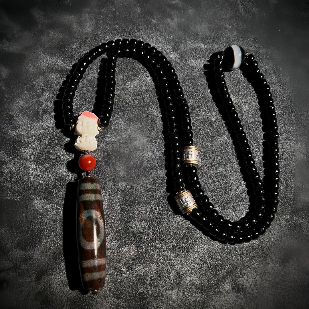 A Exquisite Tianzhu bead Pendant Necklace: Tianzhu bead Pendant Necklace,Qing Dynasty, China,Size:0.6inx2.3in 天珠吊坠项链,中国清代