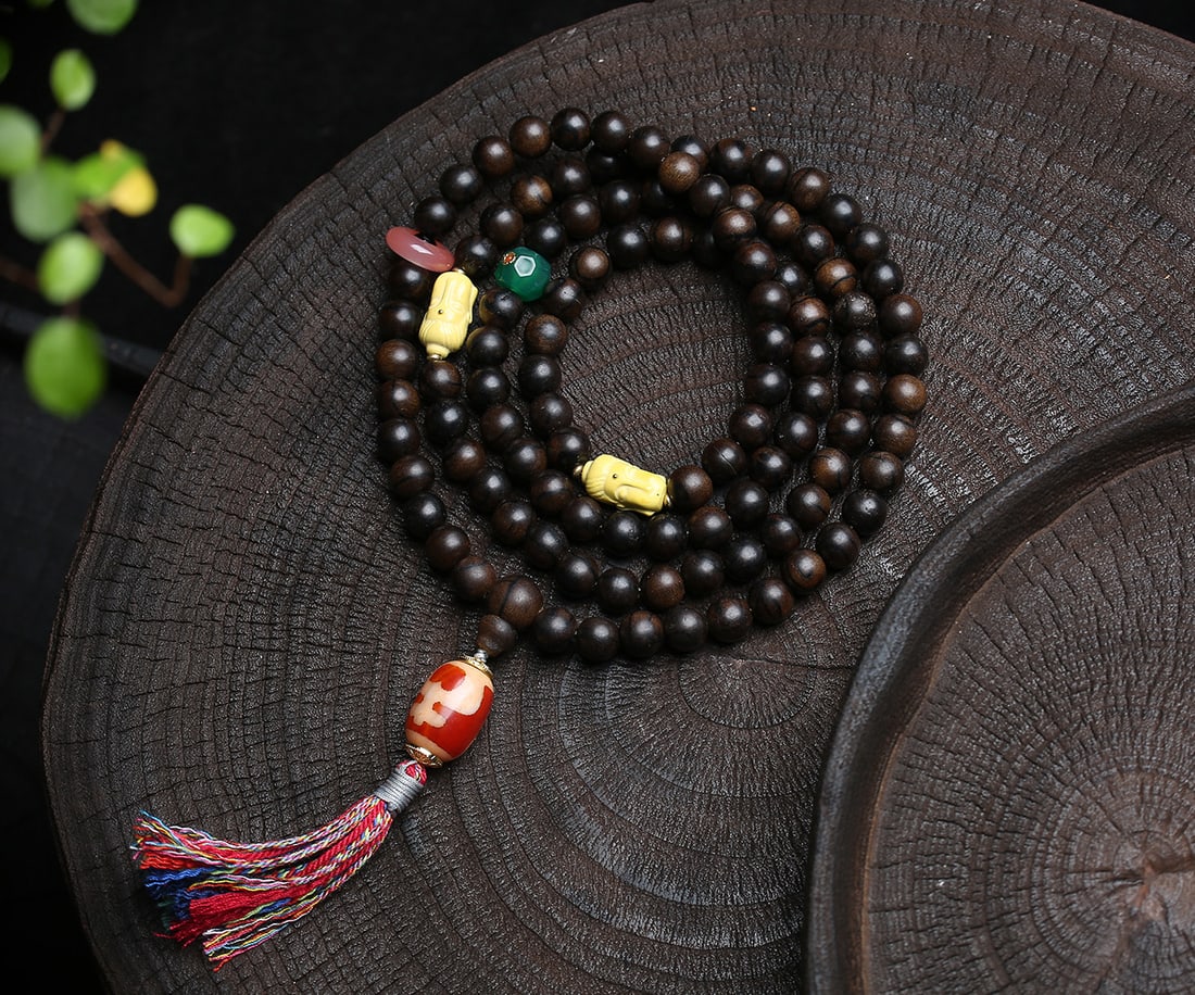 A Exquisite Eaglewood Bracelet - 2