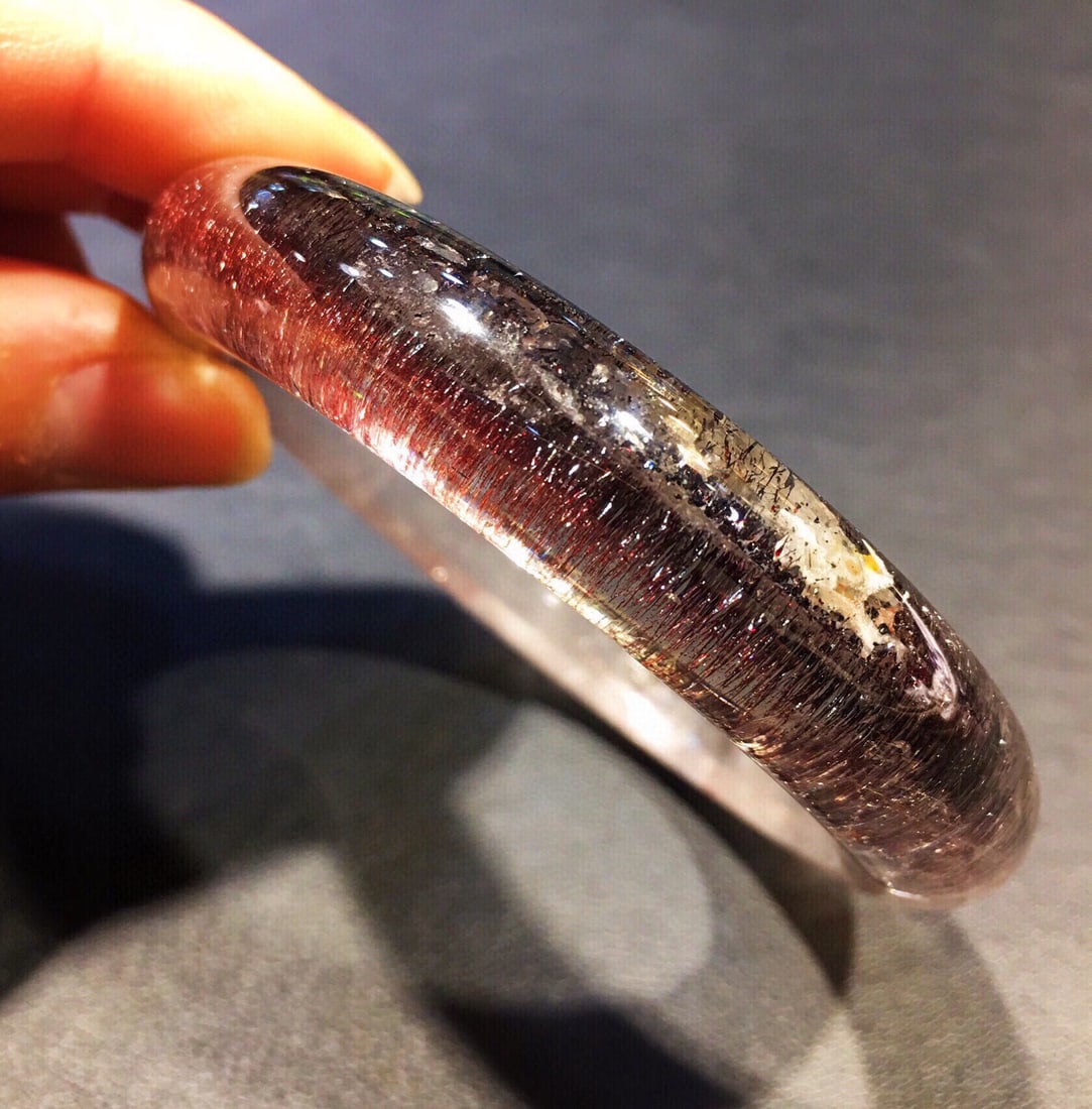 A Exquisite Amethyst Bracelets: Amethyst Bracelets,Qing Dynasty, China,Size:2.1inx0.5inx0.4in, Weight:51g 紫水晶手镯,中国清代