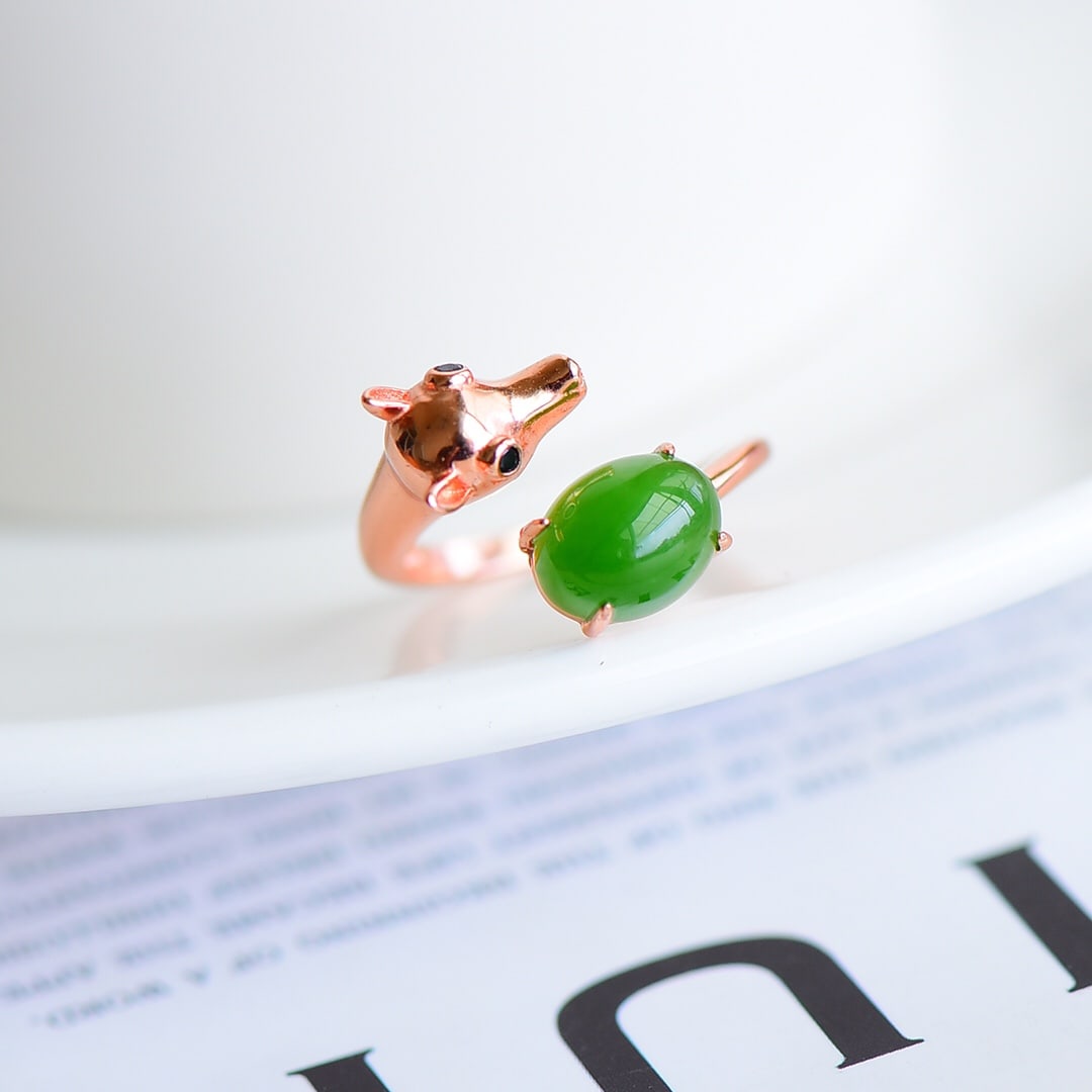 A Exquisite Silver Inlaid Jasper Deer-shaped Ring: A Exquisite Silver Inlaid Jasper Deer-shaped Ring,Size:0.3inx0.4in 银镶和田碧玉鹿戒指