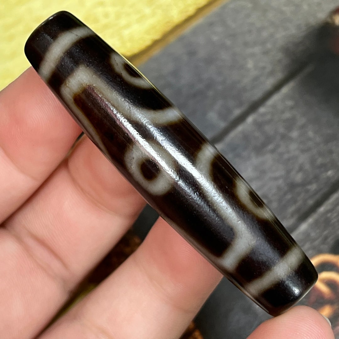 A Exquisite Six-Eye Dzi Bead: A Exquisite Six-Eye Dzi Bead,Qing Dynasty, China,Size:2.2inx0.5in 六眼天珠,中国清代