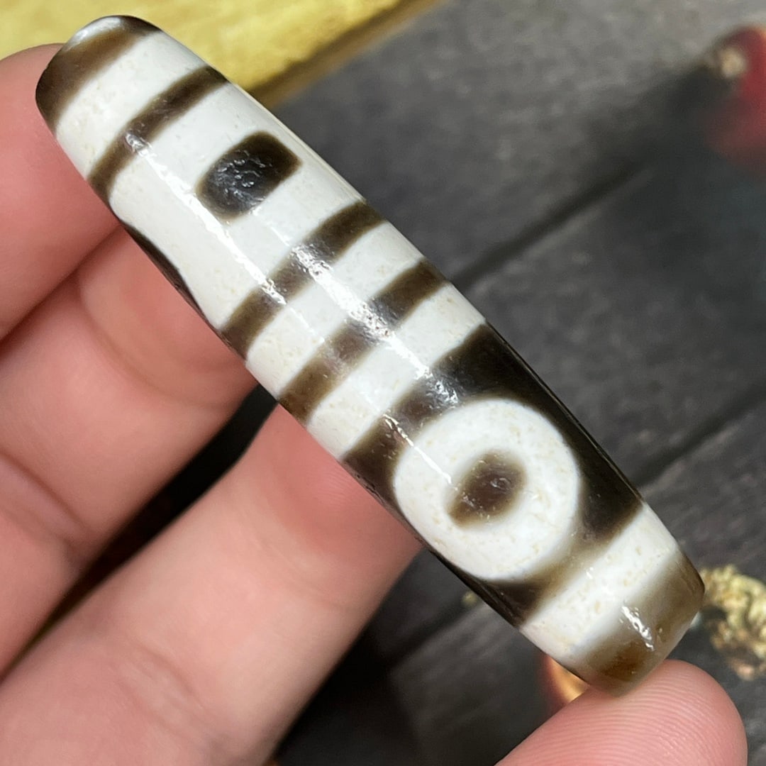 A Exquisite Heaven & Earth Dzi Bead: A Exquisite Heaven & Earth Dzi Bead,Qing Dynasty, China,Size:2.1inx0.5in 天地天珠,中国清代