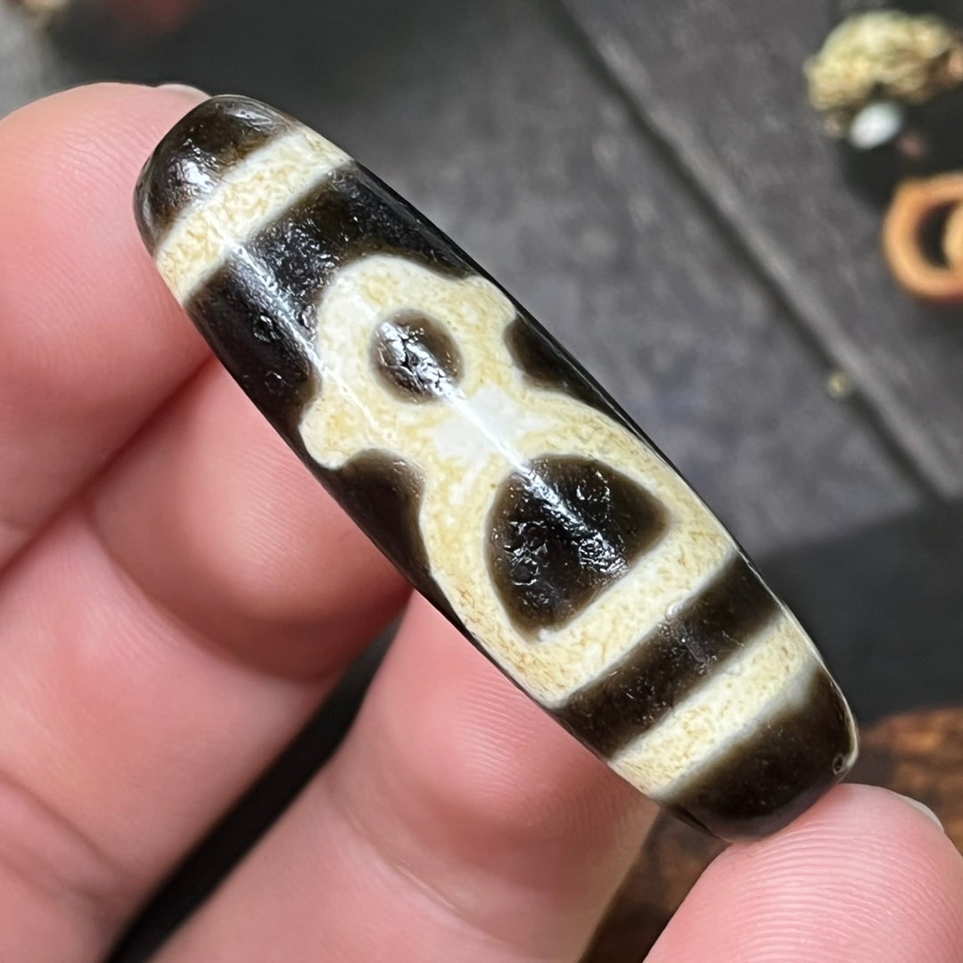 A Exquisite Wealth God Dzi Bead: A Exquisite Wealth God Dzi Bead,Qing Dynasty, China,Size:1.5inx0.4in 财神天珠,中国清代