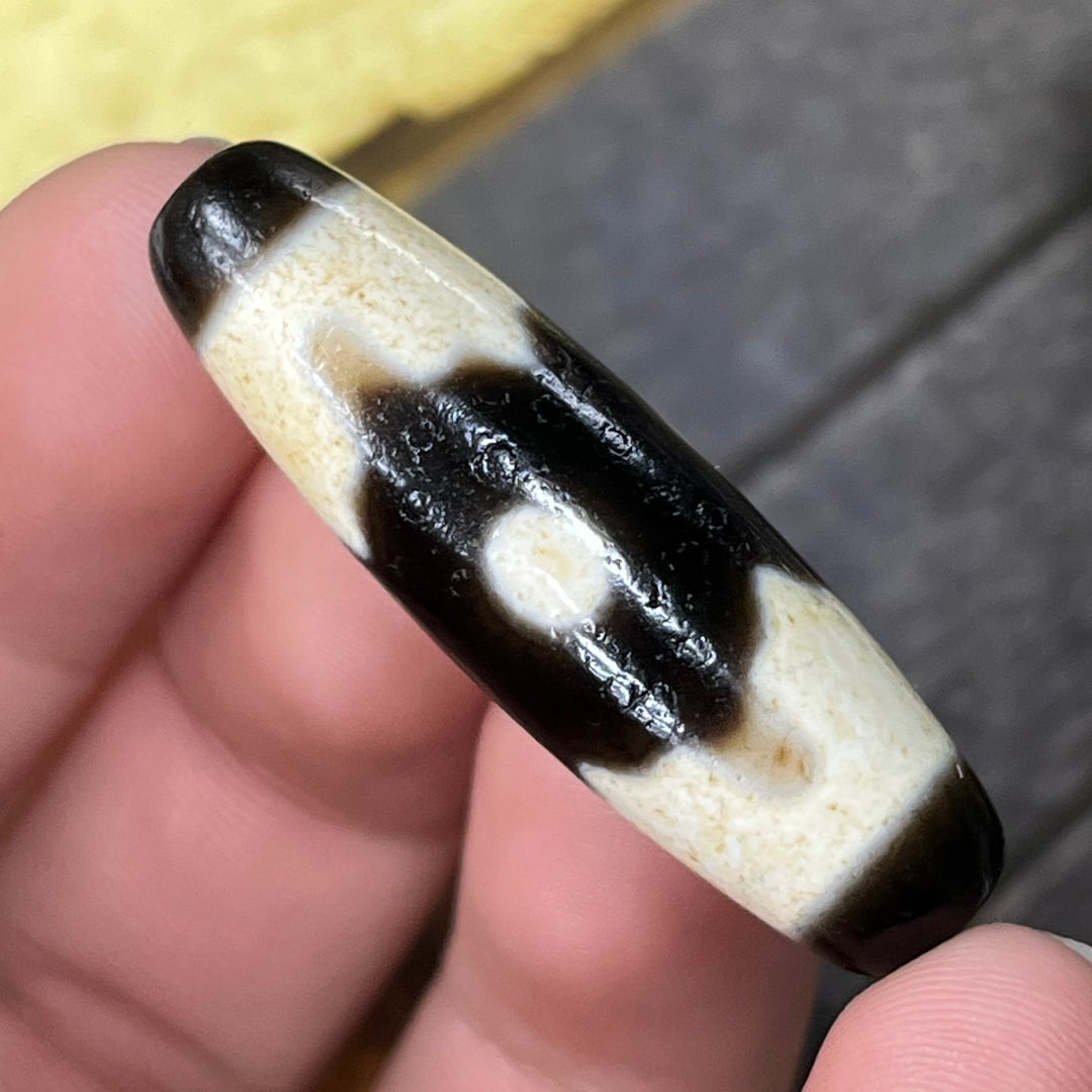 A Exquisite Three-Eye Dzi Bead: A Exquisite Three-Eye Dzi Bead,Qing Dynasty, China,Size:1.5inx0.4in 三眼天珠,中国清代