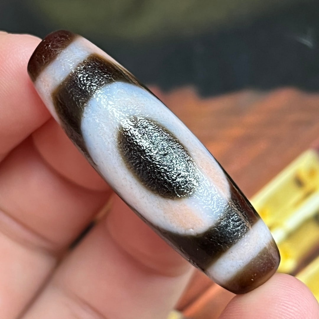 A Exquisite Cinnabar One-Eye Dzi Bead: A Exquisite Cinnabar One-Eye Dzi Bead,Qing Dynasty, China,Size:1.5inx0.5in 朱砂一眼天珠,中国清代