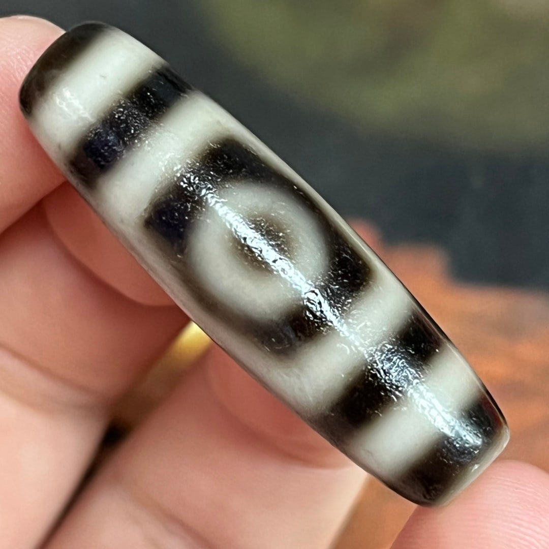 A Exquisite Three-Eye Dzi Bead: A Exquisite Three-Eye Dzi Bead,Qing Dynasty, China,Size:1.5inx0.4in 三眼天珠,中国清代