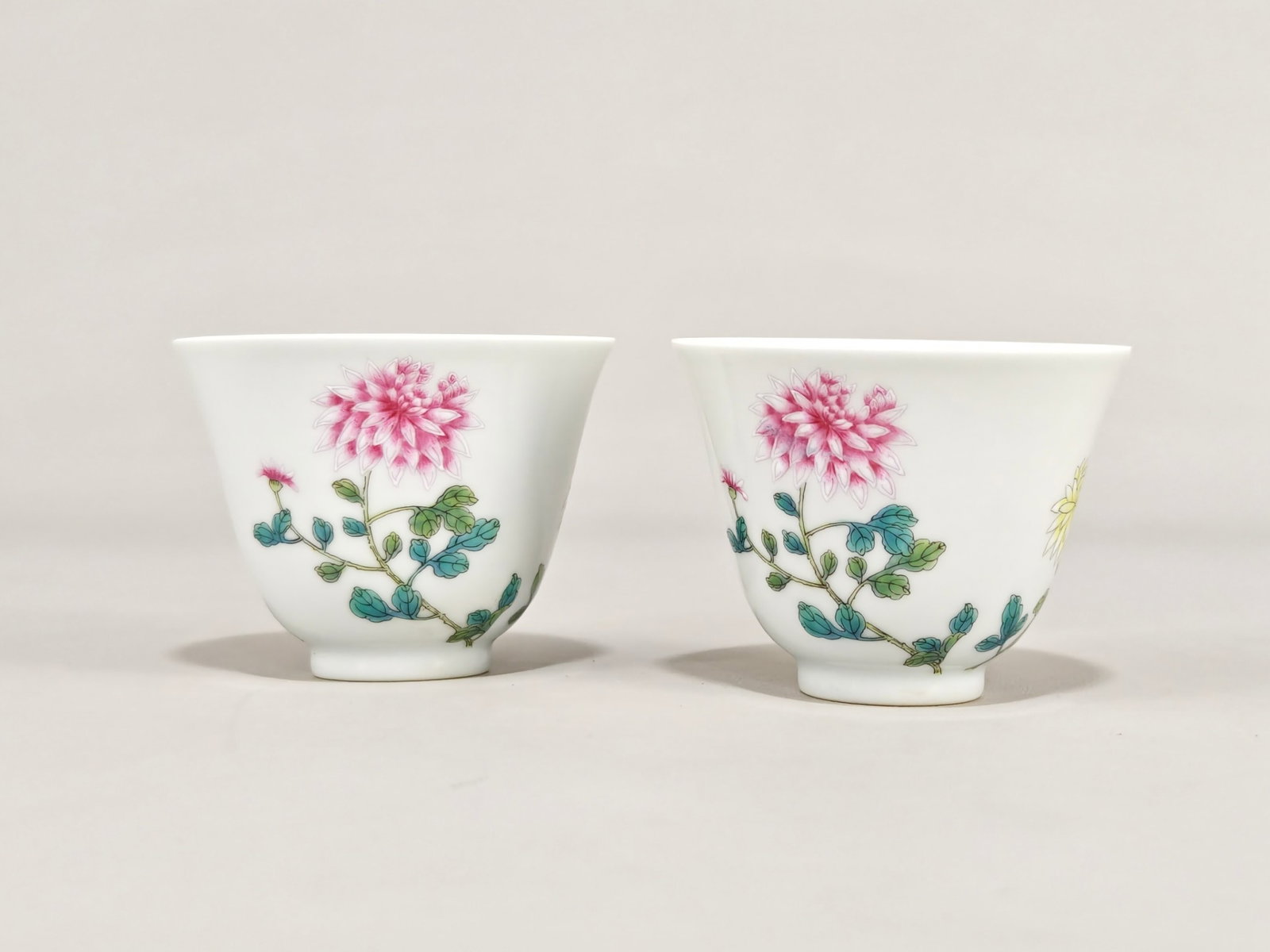 A Pair of Exquisite Famille-Rose Chrysanthemum Pattern Cups: A Pair of Exquisite Famille-Rose Chrysanthemum Pattern Cups,Qing Dynasty,China,Yongzheng Six-character Mark,Size:2.1inx2.8in 一对粉彩菊花纹杯 ,中&